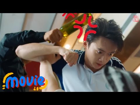 Видео: "Я не могу его тронуть!" 🔥 Защищающий парень врывается и избивает обидчика!