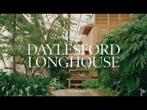 Видео: Внутри архитектурного фермерского дома с сочным внутренним садом (экскурсия по дому)