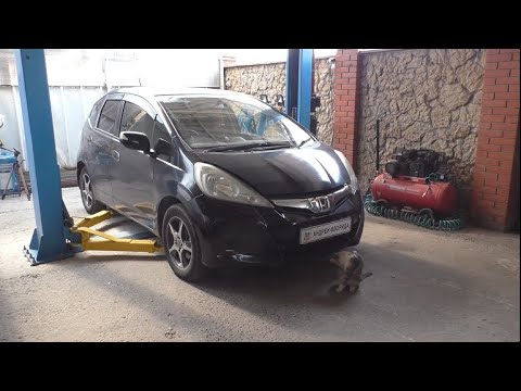 Видео: Замена переднего сальника коленвала на Honda FIT 1,5 Хонда Фит 2009 года
