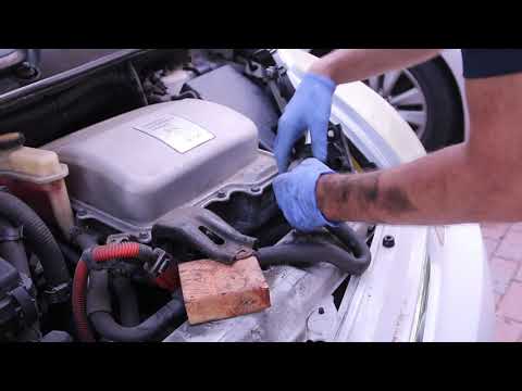 Видео: Замена насоса охлаждения инвертора Toyota Prius 2-го поколения