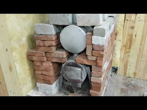 Видео: Апгрейд печки. Кирпич вместе с буржуйкой. Утепление стен рядом с печкой