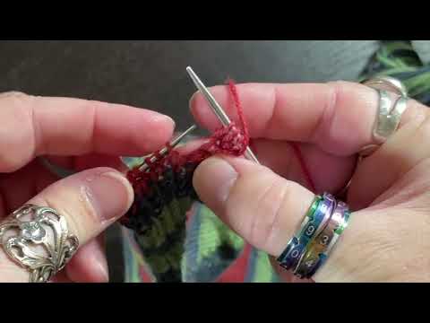 Видео: Вязание: удивительно эластичная пряжа Jenny's Surprisingly Stretchy Bindoff, используемая в носка...