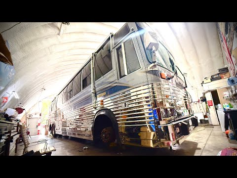 Видео: Автобус с избыточным весом и низким наддувом проходит тест-драйв после установки новой турбины