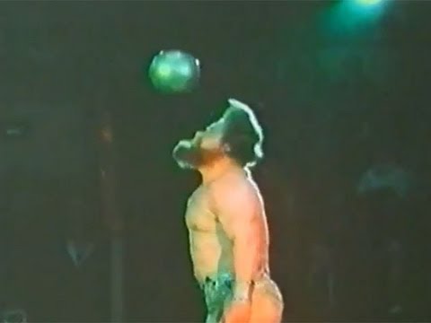 Видео: Валентин Дикуль - силовые цирковые трюки с гирями, стальными шарами, автомобилем