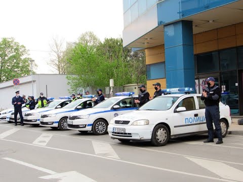 Видео: Полицаи пуснаха сирени за медиците, те им отвърнаха с аплаузи