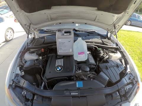 Видео: как слить охлаждающую жидкость на BMW 328i E90 2008 года (DIY7)