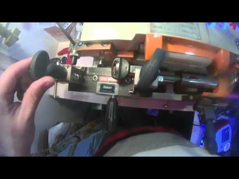 Видео: изготовление ключа от иномарки