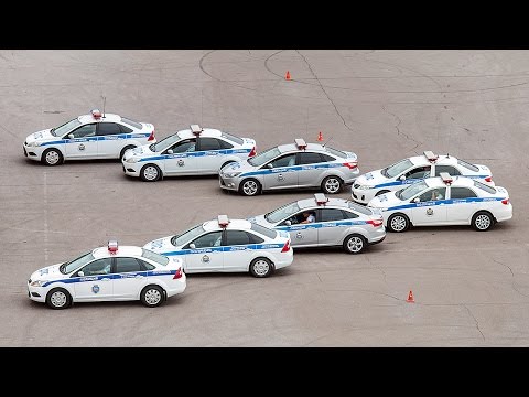 Видео: фигурное вождение машин ДПС в Великом Новгороде