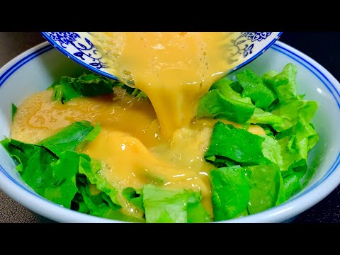 Видео: Я никогда не ожидала, что впервые вижу этот способ приготовления яичницы с салатом и овощами. Она