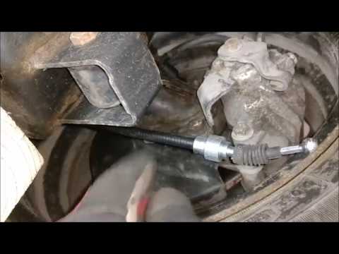 Видео: Снятие и установка троса стояночного тормоза VW Golf mk4