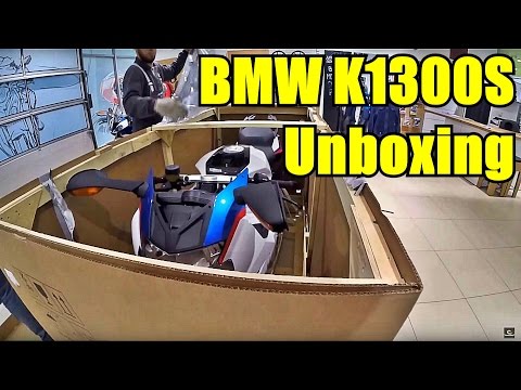 Видео: BMW K1300S Motorsport Edition. Unboxing, walk around, first run.Распаковка и сборка мотоцикла K1300S