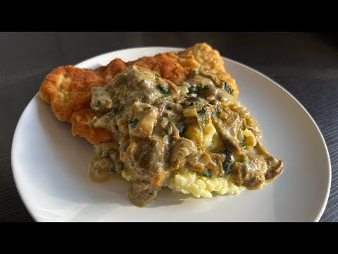 Видео: Сочный шницель с грибным соусом! Простой рецепт 