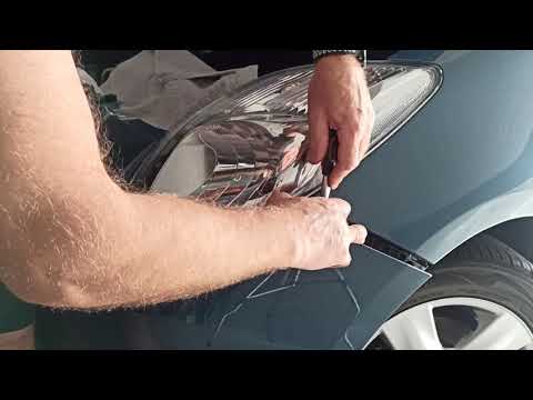 Видео: Как снять фару на Toyota Yaris 2006