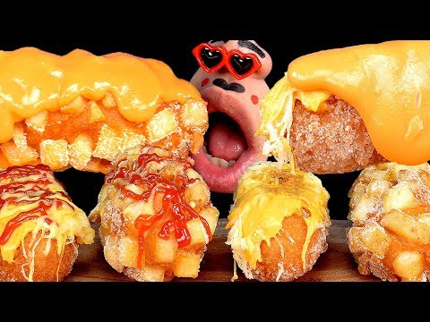 Видео: [ASMR] ест хрустящий, вкусный хот-дог с сыром моцарелла