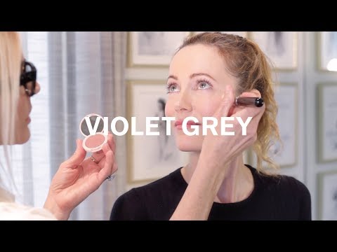 Видео: Как наносить румяна с Джиллиан Демпси и Лесли Манн | VIOLET GREY