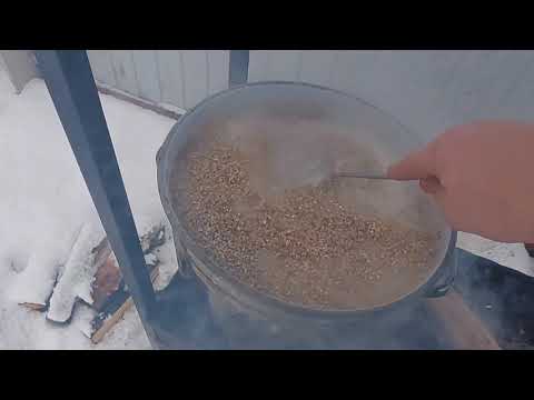 Видео: Как сварить пиво на костре!! Кофейно-Смородиновый Стаут "Филин"..