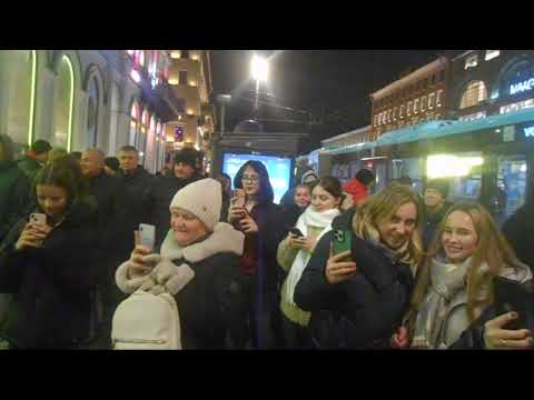 Видео: Уличные музыканты Питер гр. Шумные соседи Александр на Невском 10 ноября ч3 - Крошка моя