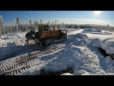 Видео: Бульдозер расчищает снег