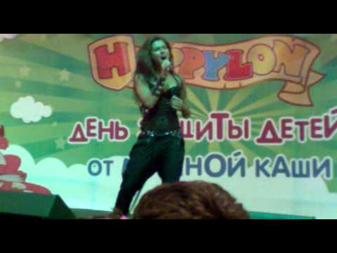 Видео: нюша - выступление в ТРЦ Филион