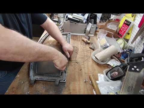 Видео: Установка новой прокладки на дверцу дровяной печи