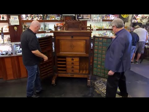 Видео: В ЛОМБАРД ПРИНЕСЛИ СТАРЫЙ СТОЛ И ПРОСЯТ 14.500$