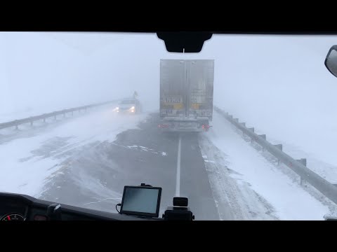 Видео: Метель не щадит никого, дорогу заметает, водитель попал в беду, нужна помощь!