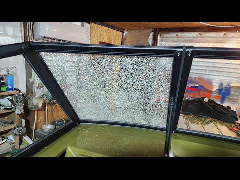 Видео: Замена разбитого элемента стекла на лодке Прогресс 2м 