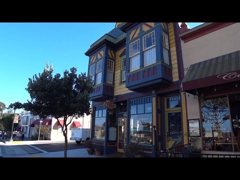 Видео: США 5405: Pacific Grove - небольшой тихоокеанский курортный городок - съемка с дрона