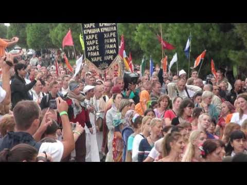 Видео: Кришнаиты в Сухуми Ratha-Yatra 2010 (1)