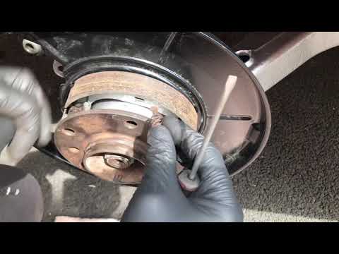 Видео: Замена колодок ручного тормоза BMW e36 e46 e39 e60 e90 e92 m3 m2 m4