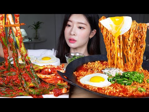 Видео: ASMR MUKBANG | Суп с лапшой Spicy Fire Buldak Ramen 🔥 Огромный острый кимчи с зеленым луком!