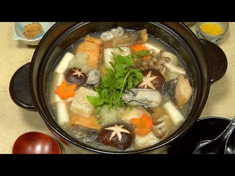 Видео: Рецепт мизоре набэ (зимнее жаркое с тёртым дайконом) | Готовим с собакой