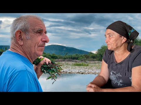 Видео: Жизнь семьи в горной деревне. Выпечка хлеба и традиционный борщ