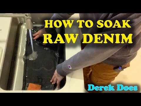 Видео: Как замачивать джинсовую ткань Raw Selvedge Denim на Derek Does.