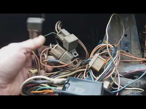 Видео: ГАЗ 2410, 31029 Волга, установка торпеды от ГАЗ 3110 Часть 3-я Снятие старой проводки.