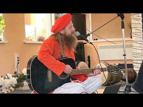 Видео: Киртан - Баба Нам Кевалам. Baba nam kevalam Kiirtana.