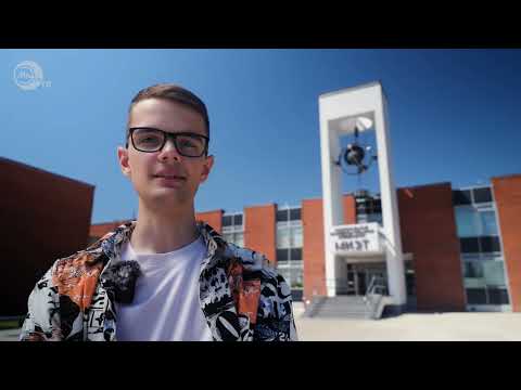 Видео: Навстречу красным стенам и зеленому городу