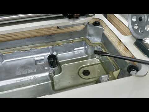 Видео: Как заменить масло в самосмазывающейся швейной машине Juki (и других марок тоже).