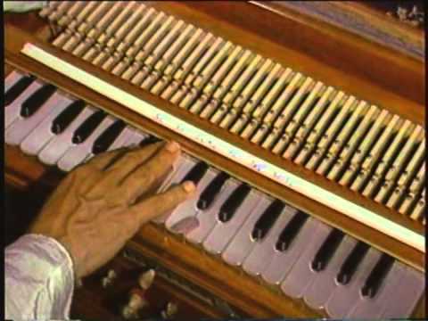 Видео: Уроки игры на фисгармонии с Ваясаки прабху