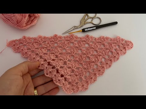 Видео: Как связать треугольную шаль крючком для начинающих 💯💯/ Простые схемы вязания шали крючком /СУБТИТРЫ