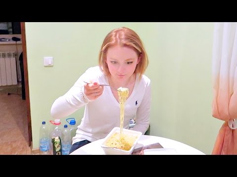 Видео: VLOG: ПЕРВЫЙ РАЗ ЕМ ДОШИРАК! 11.04.17