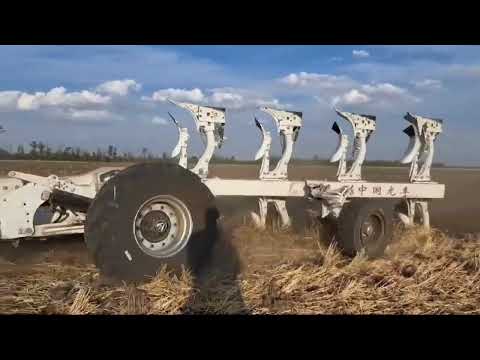 Видео: Испытание плуга "LONG FENG -1250 (8+4)" с нашей универсальной прицепной тележкой "ТР-600"