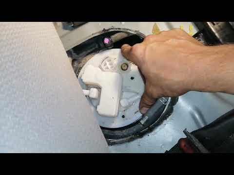 Видео: Toyota Vitz 1nr-fe замена топливного фильтра