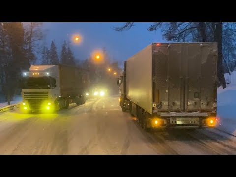 Видео: Про ДАЛЬНОБОЙЩИКОВ !!! Москву завалило , сложный подъем (