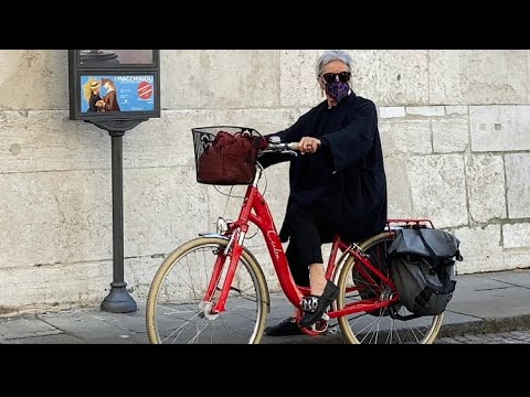 Видео: как красиво одеваться в элегантном возрасте