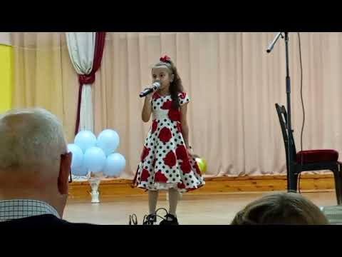 Видео: Мирослава Кайзер, первое выступление, дебют! День первоклассника в музыкальной школе, 30.10.2025г