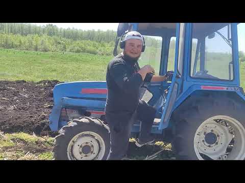 Видео: Оранка поля, плугом бомет розмір 3-25 трактор японець Ісекі 267