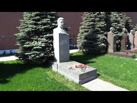 Видео: Некрополь у Кремлёвской стены