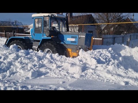 Видео: Чистка снега 2024 на ХТЗ 17221,ну или уборка снега на Т 150. Будни тракториста. Деревенская жизнь.