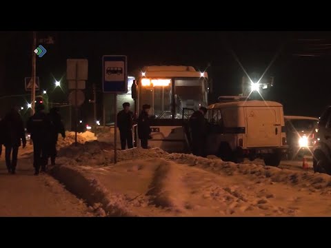 Видео: В Сыктывкаре патрульный УАЗик протаранил автобус 54 маршрута